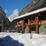 Pet-friendly Mountain Escape Lejlighed Antey-Saint-André